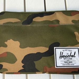 HERSCHEL 1O.5" WIDE ANCHOR IPAD CASE
